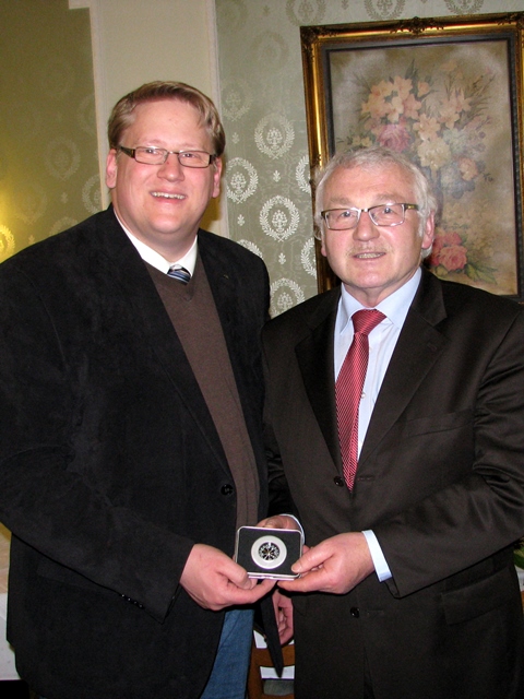 Foto: Paul Lensing überreicht einen Kompass an Hendrik Klöpper für einen klaren CDU-Kurs