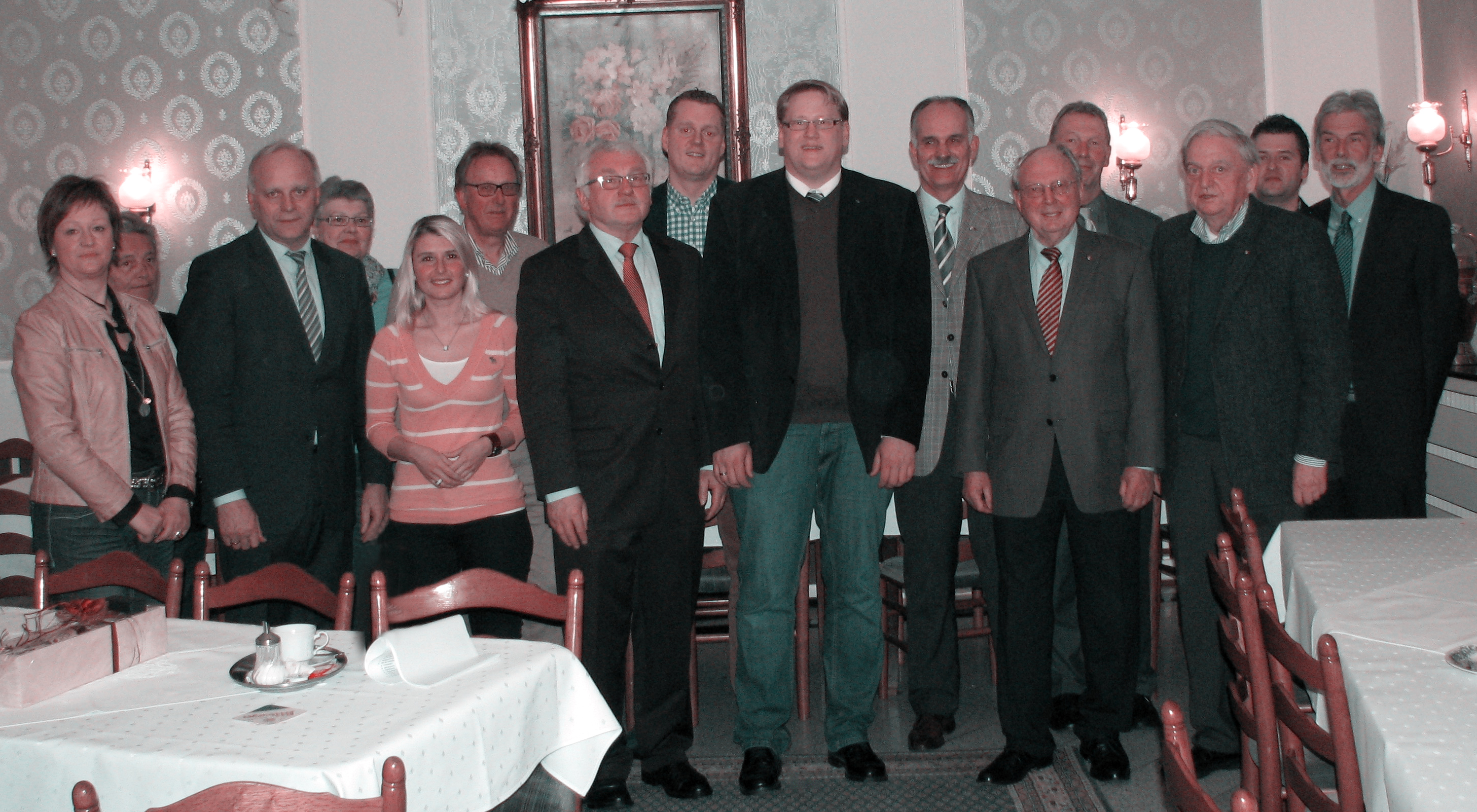 Foto: Der neugewhlte Vorstand mit den Jubilaren und den Gsten von links: Silvia Hing, Annegret Nienhaus, MdB Johannes Rring, Hannelore Dnte, Viktoria Keller, Walter Schwane, Paul Lensing, Karsten Heling, Hendrik Klpper, Wolfgang Schlagheck, OKD a.D