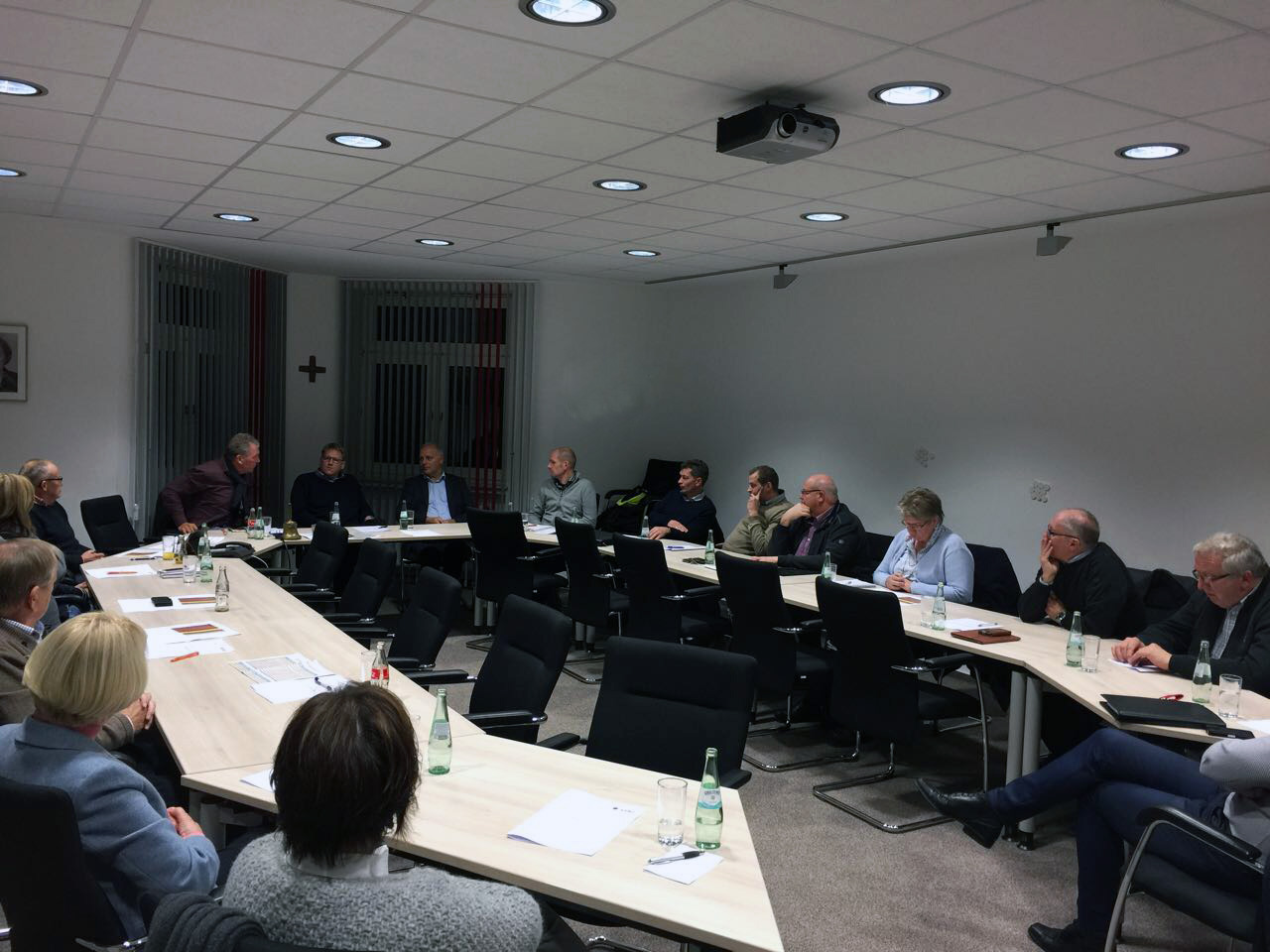 Johannes Rring steht den Vorstandsmitgliedern Rede und Antwort
