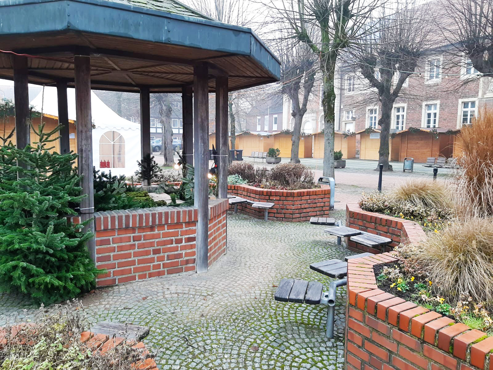 Sind in die Jahre gekommen. Der Brunnen und das Umfeld in der Obereren Freiheit.
